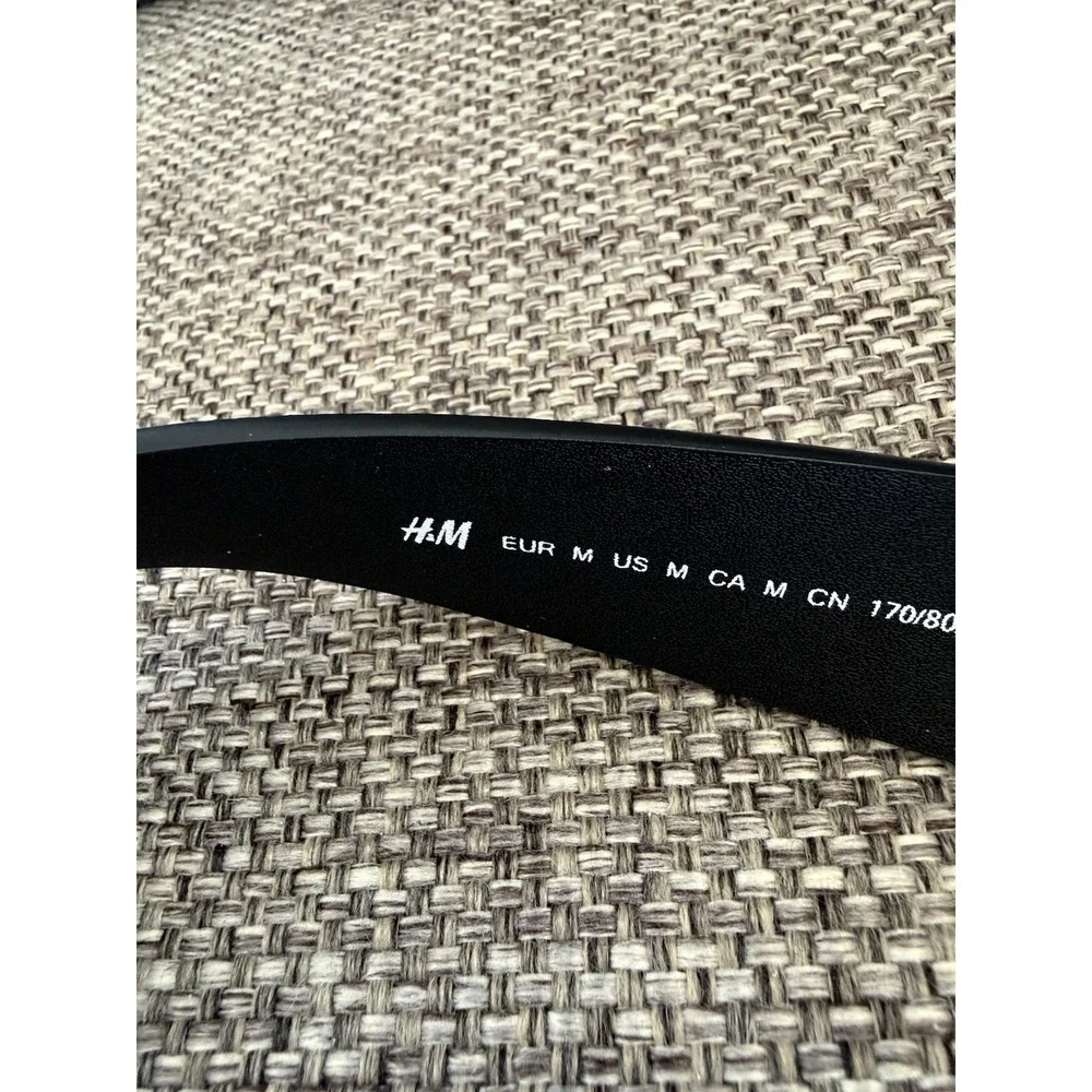 H&M Black Leather Belt Sz Medium Silver Tone Round Buckle. 42